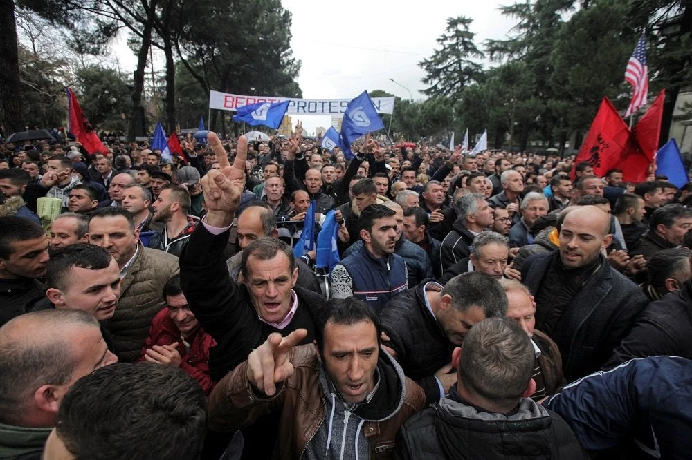 Στάζουν μίσος οι Αλβανοί: «Πρέπει να συγκρουστούμε με τους Έλληνες στο Αργυρόκαστρο» – Κάποιοι θέλουν να χυθεί αίμα!